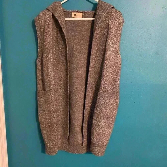 Look By M New York Gray Cardigan Vest With Hood - Picture 2 of 5